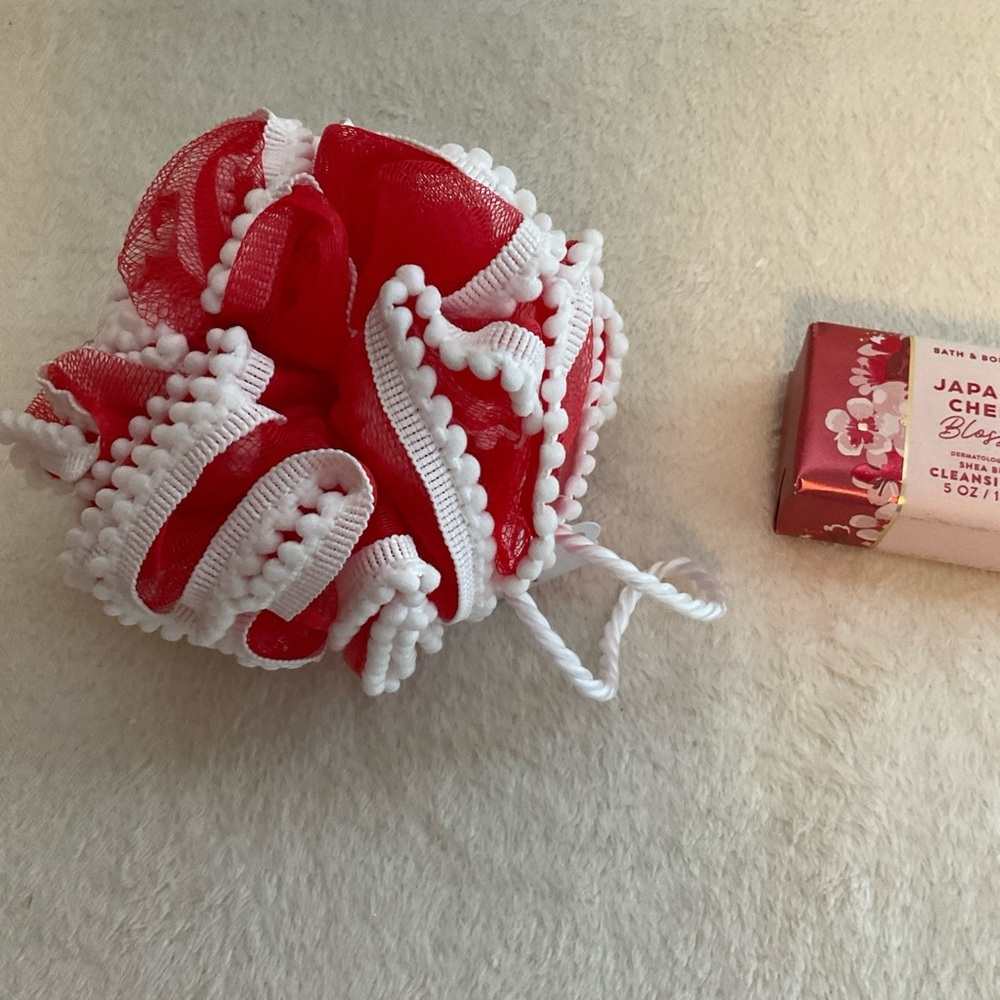 Red and White Bath Loofah with Japanese Cherry Blossom Soap - Picture 2 of 5